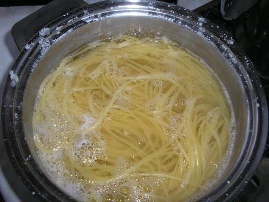 Spaghete cu usturoi, ulei si ardei iute