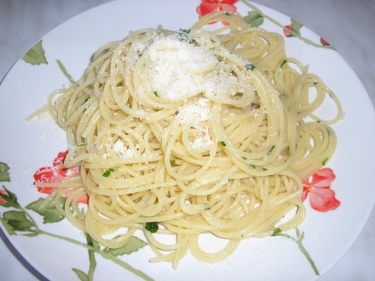 Spaghete cu usturoi, ulei si ardei iute