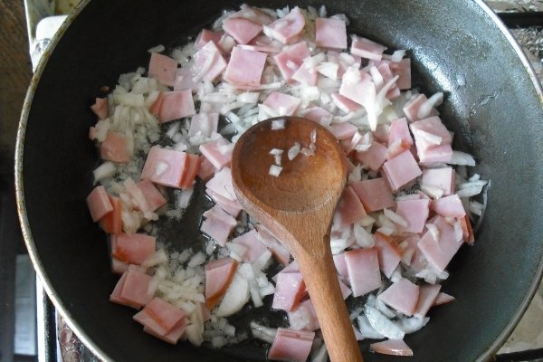 Cartofi umpluti cu sunca si branza