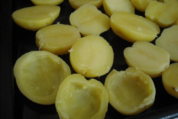 Cartofi umpluti cu sunca si branza