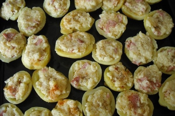 Cartofi umpluti cu sunca si branza
