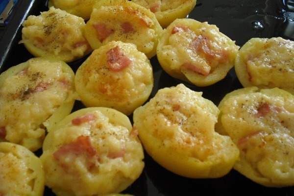 Cartofi umpluti cu sunca si branza