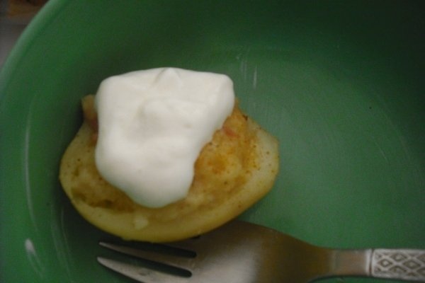 Cartofi umpluti cu sunca si branza