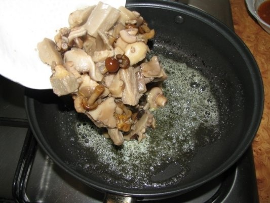 Tarte pufoase cu ciuperci salbatice