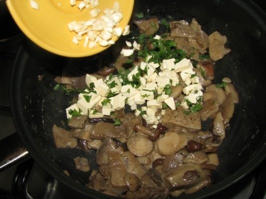 Tarte pufoase cu ciuperci salbatice