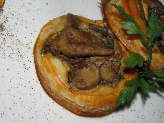 Tarte pufoase cu ciuperci salbatice