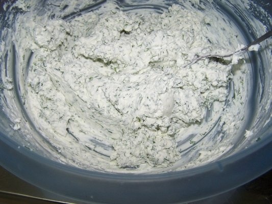 Panere cu salata de vinete si branza.