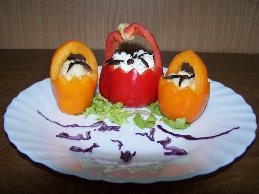 Panere cu salata de vinete si branza.