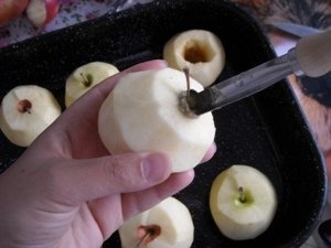 Prajitura cu mere intregi umplute cu stafide sau nuca macinata
