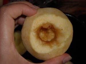 Prajitura cu mere intregi umplute cu stafide sau nuca macinata