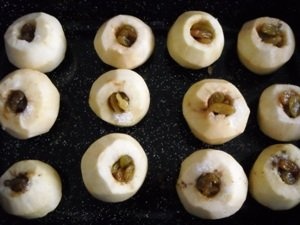 Prajitura cu mere intregi umplute cu stafide sau nuca macinata