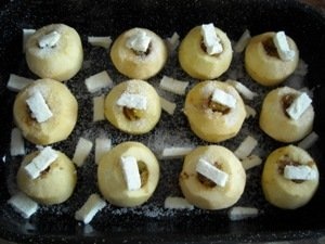 Prajitura cu mere intregi umplute cu stafide sau nuca macinata