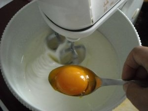 Prajitura cu mere intregi umplute cu stafide sau nuca macinata