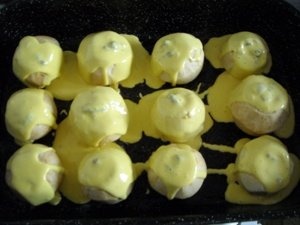 Prajitura cu mere intregi umplute cu stafide sau nuca macinata