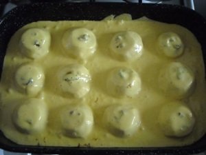 Prajitura cu mere intregi umplute cu stafide sau nuca macinata