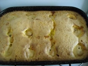 Prajitura cu mere intregi umplute cu stafide sau nuca macinata