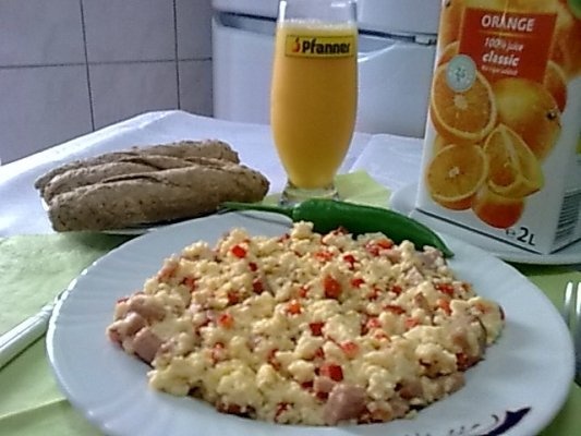 Omleta cu branza de oaie,ardei gras si sunca