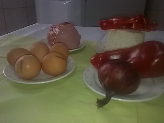 Omleta cu branza de oaie,ardei gras si sunca