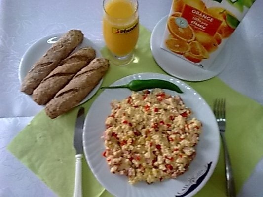 Omleta cu branza de oaie,ardei gras si sunca