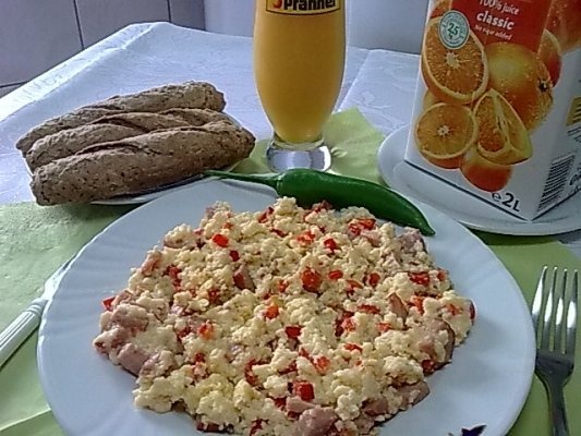 Omleta cu branza de oaie,ardei gras si sunca