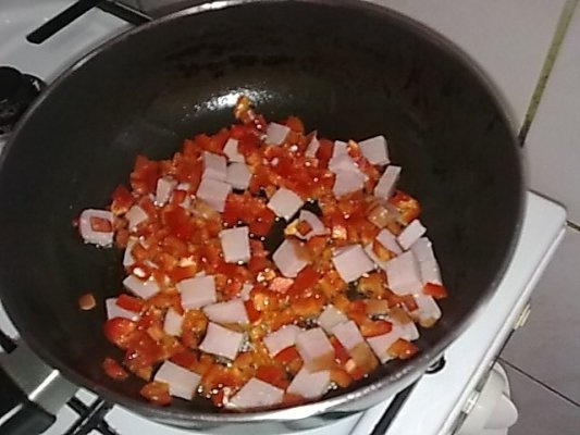 Omleta cu branza de oaie,ardei gras si sunca