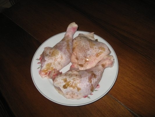 Pulpe de pui pe pat de sare la cuptor