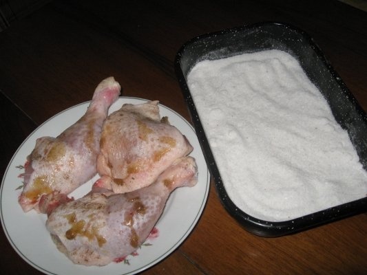 Pulpe de pui pe pat de sare la cuptor