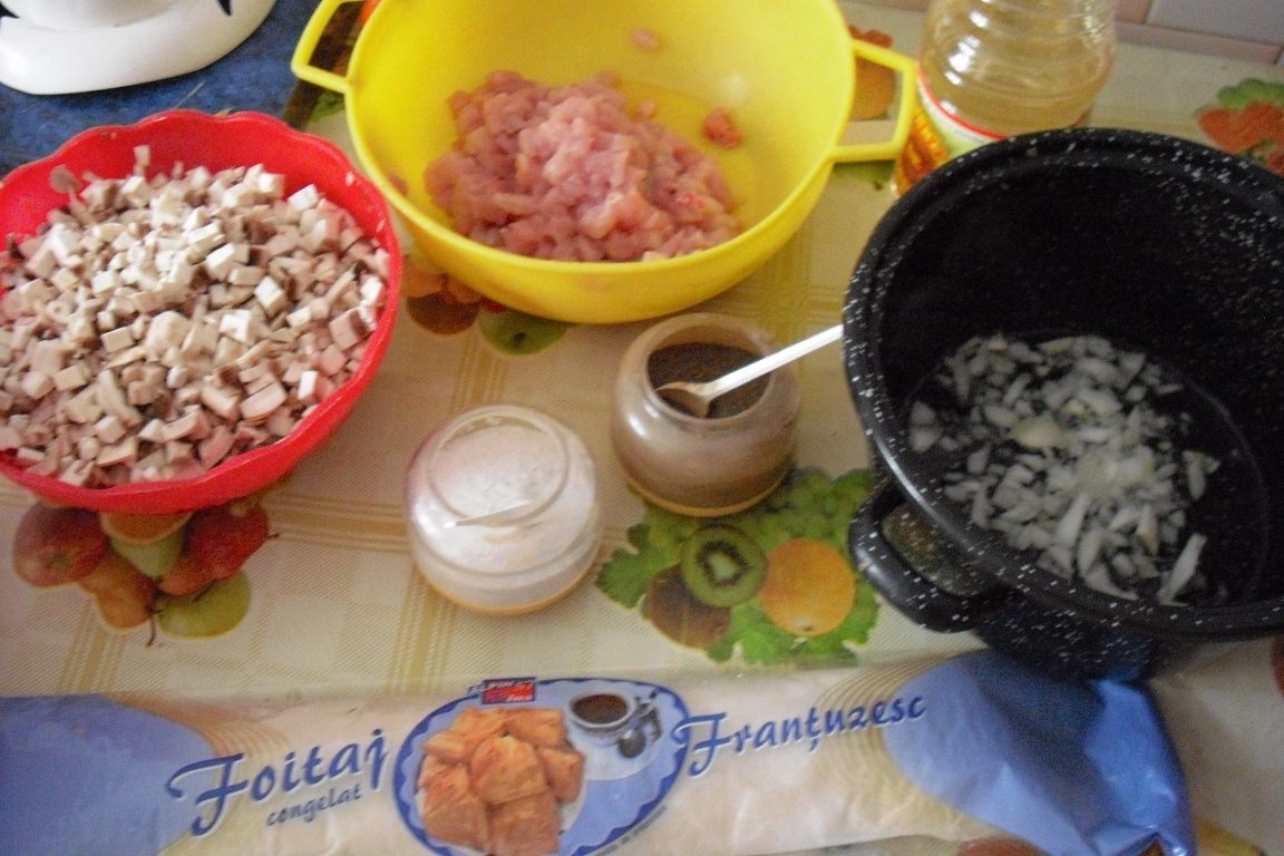 Pateuri cu carne de pui,ciuperci si porumb