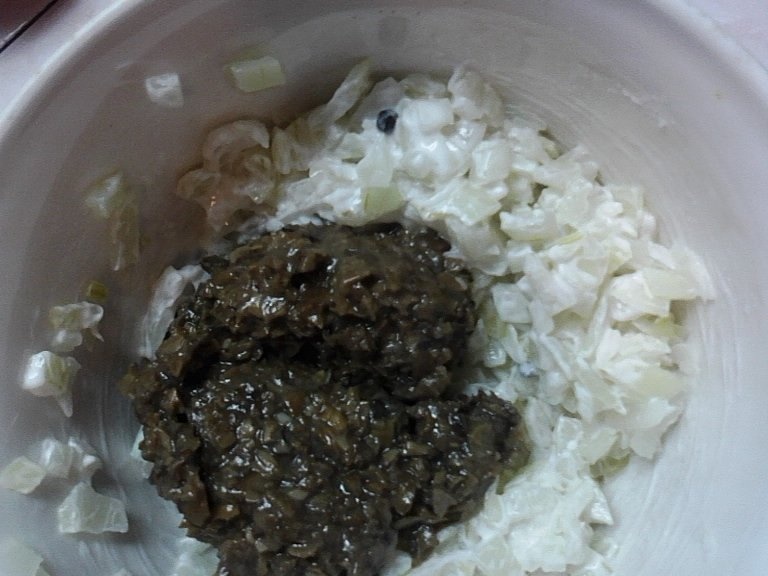 Salata de ciuperci uscate