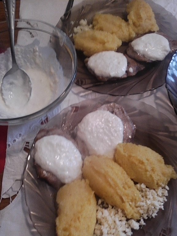 Gratar de porc cu sos de hrean si smantana