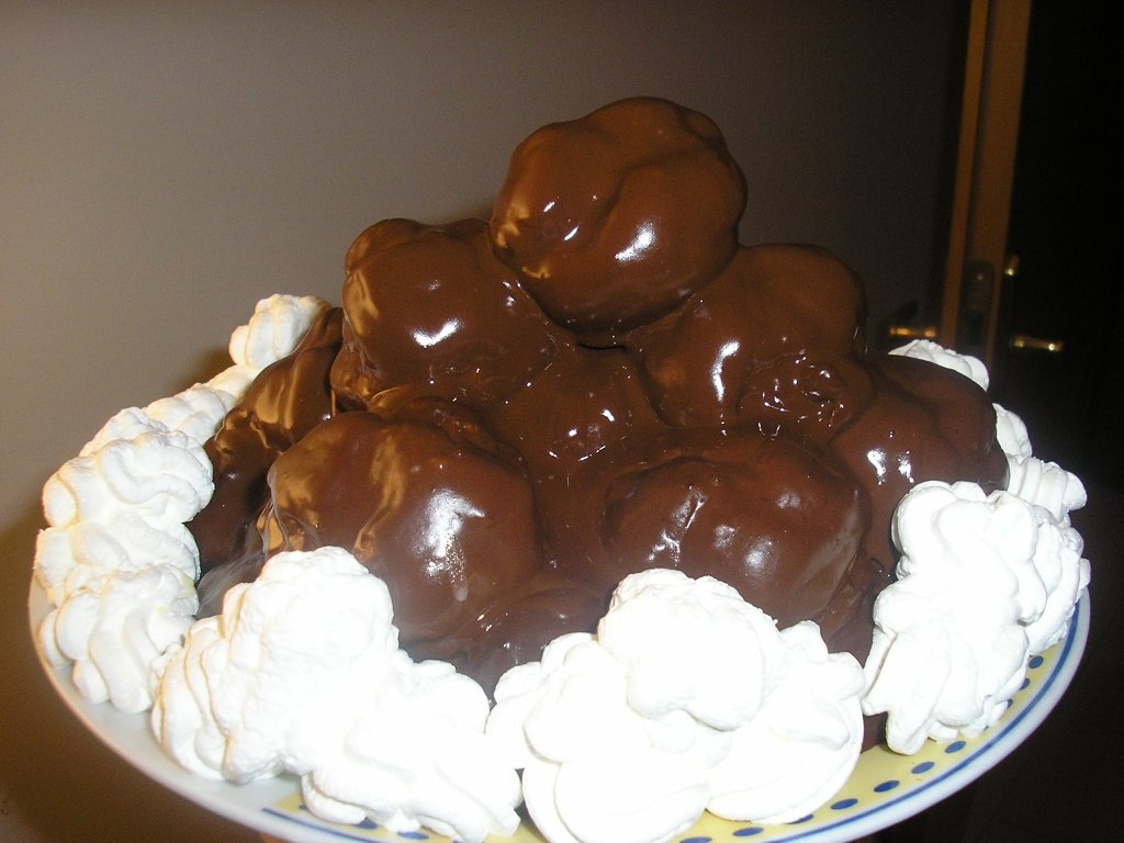profiterol cu ciocolata