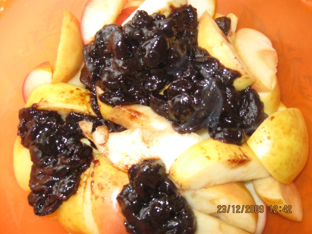 Desert cu mere si gem de cirese