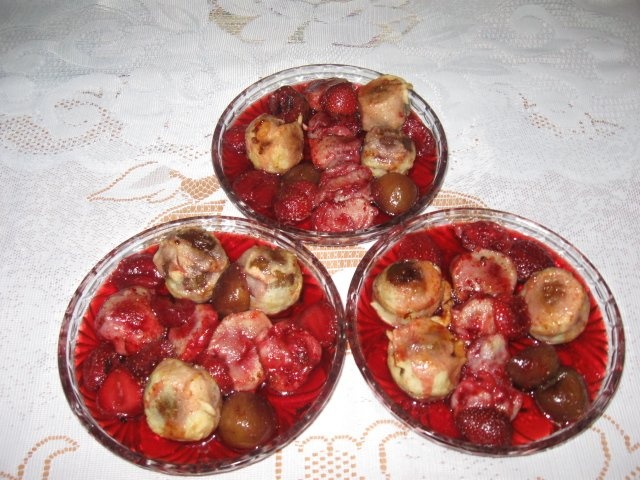 Smochine si capsune in aluat si sos de vin rosu