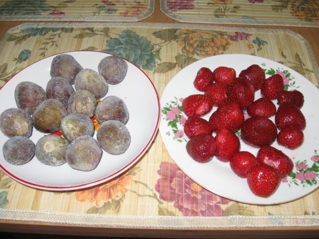 Smochine si capsune in aluat si sos de vin rosu