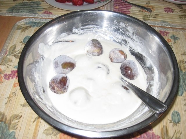 Smochine si capsune in aluat si sos de vin rosu