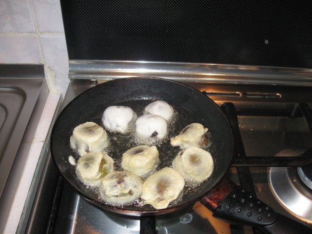 Smochine si capsune in aluat si sos de vin rosu