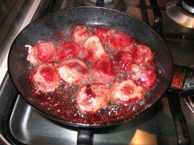 Smochine si capsune in aluat si sos de vin rosu