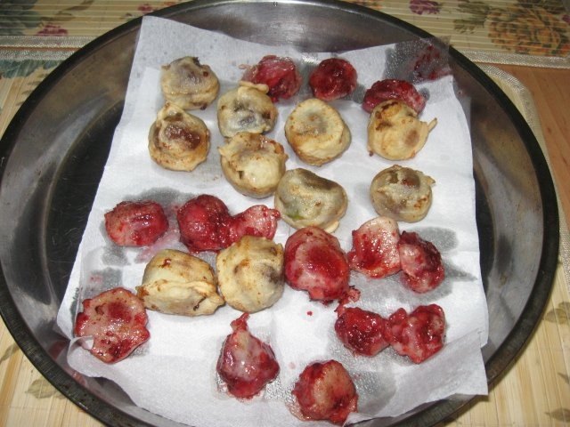 Smochine si capsune in aluat si sos de vin rosu