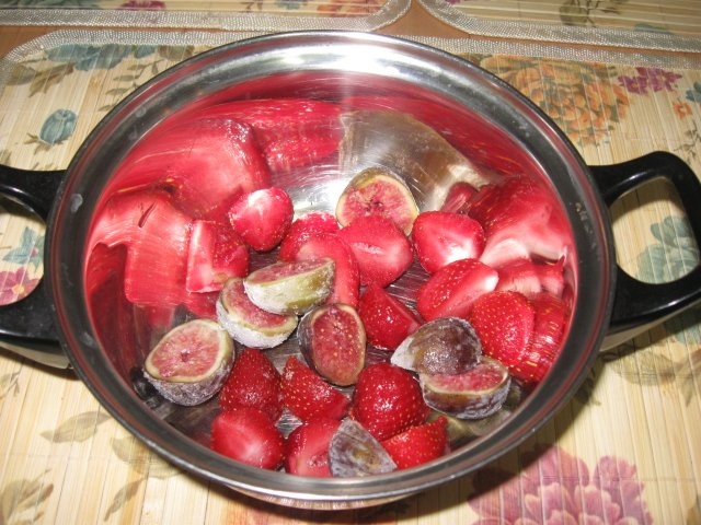 Smochine si capsune in aluat si sos de vin rosu