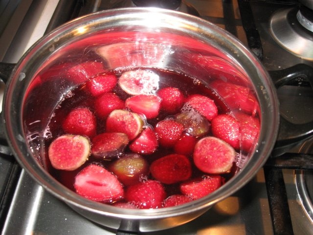 Smochine si capsune in aluat si sos de vin rosu