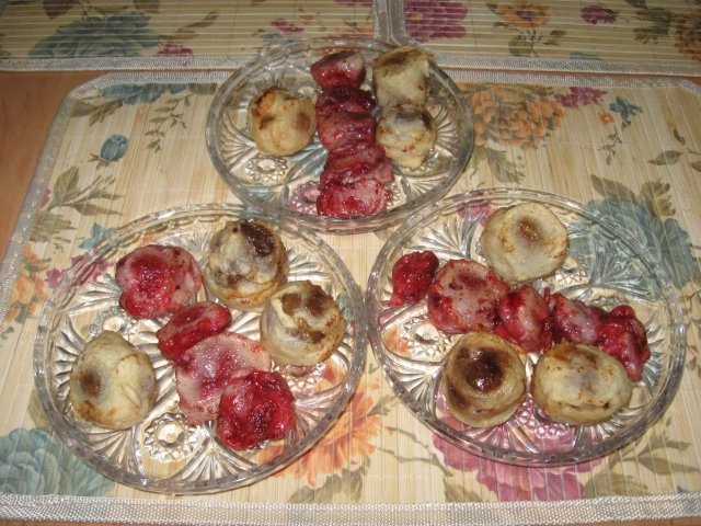 Smochine si capsune in aluat si sos de vin rosu