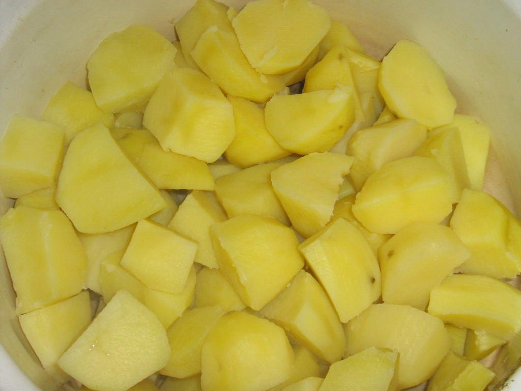 Carnati de casa cu cartofi smantaniti