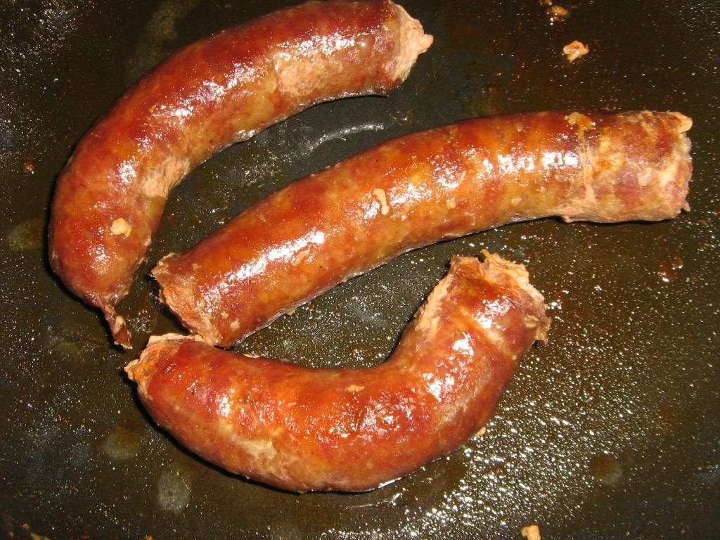 Carnati de casa cu cartofi smantaniti