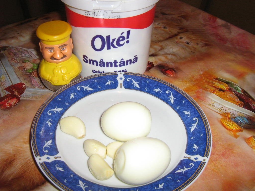 Carnati de casa cu cartofi smantaniti