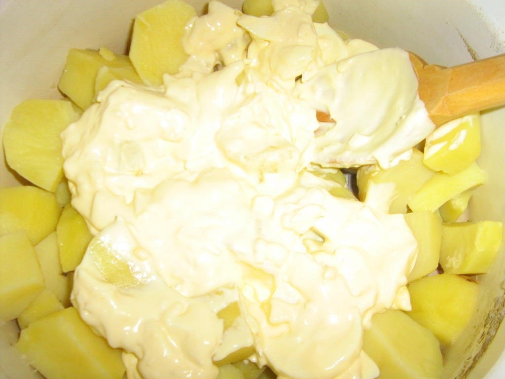 Carnati de casa cu cartofi smantaniti