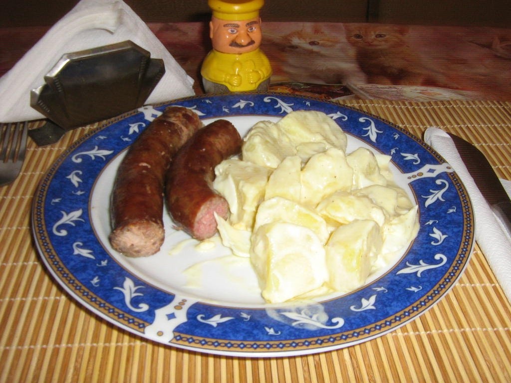 Carnati de casa cu cartofi smantaniti