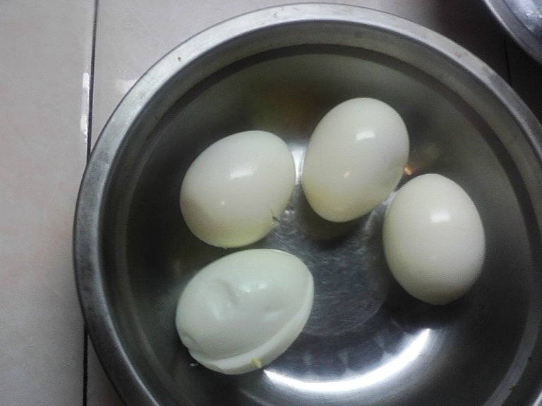 Oua umplute cu avocado