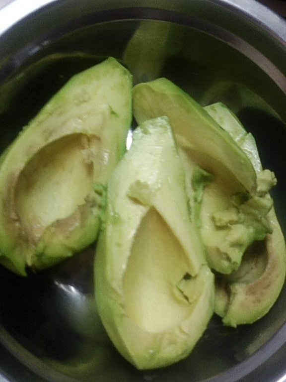 Oua umplute cu avocado