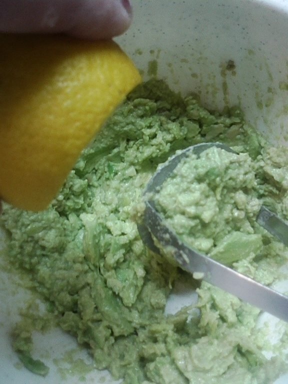 Oua umplute cu avocado