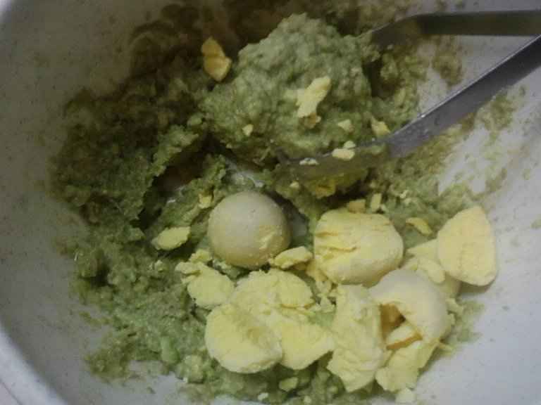 Oua umplute cu avocado